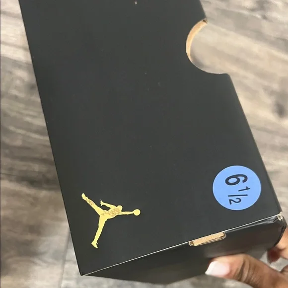 Jordan Kids Sneakers Black and Gold - Picture 10 of 11